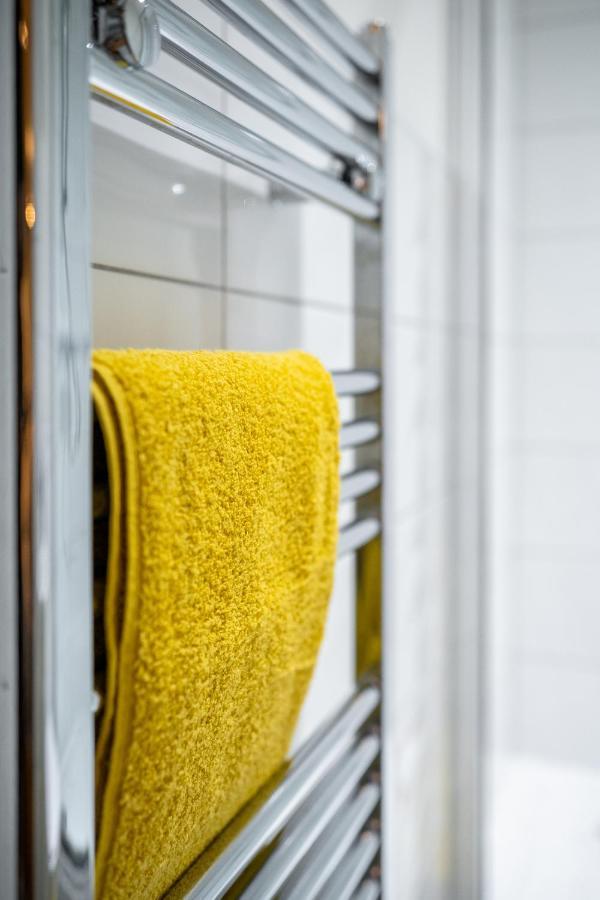 Bv Spacious 1-Bedroom Apartment Close To Town Center - Sleeps 6 Bradford  Exteriör bild