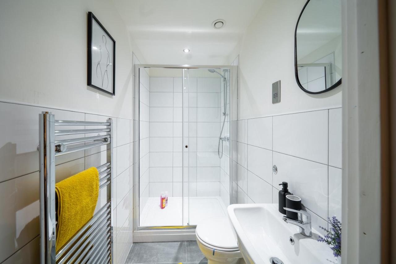Bv Spacious 1-Bedroom Apartment Close To Town Center - Sleeps 6 Bradford  Exteriör bild