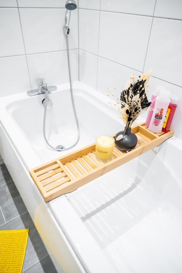 Bv Spacious 1-Bedroom Apartment Close To Town Center - Sleeps 6 Bradford  Exteriör bild