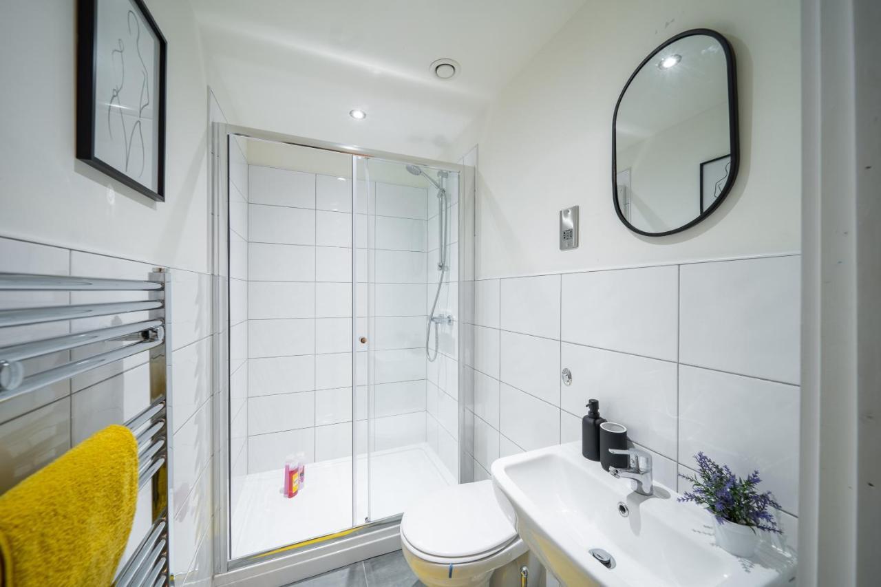 Bv Spacious 1-Bedroom Apartment Close To Town Center - Sleeps 6 Bradford  Exteriör bild